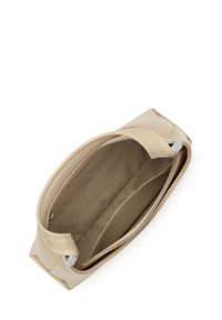 Borsa in pelle beige con chiusura superiore a cerniera, esterno liscio e tasca interna, caratterizzata da una fodera in tessuto morbido per una texture aggiuntiva.