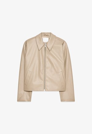 Chaqueta corta beige hecha de cuero sintético texturizado, con un gran cuello, cierre frontal de cremallera y dos bolsillos laterales.