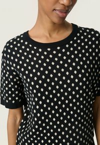 Soaked in Luxury Triko s potiskem - black w sandshell dot