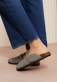 Friends Like These REGULAR FIT - BUCKLE COMFORT  FIT - Klumpák - grey