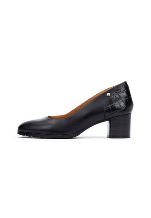 Escarpin noir en cuir à petit talon pour femmes avec un bout rond et des détails texturés au niveau du talon, sur un fond blanc.