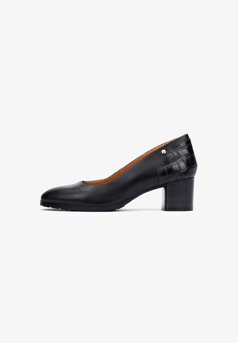 Escarpin noir en cuir à petit talon pour femmes avec un bout rond et des détails texturés au niveau du talon, sur un fond blanc.