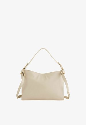 Bolso de hombro de cuero beige con correa ajustable y herrajes en tono dorado sobre fondo blanco.