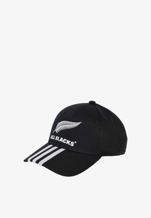 Czarna czapka baseballowa z białym logo paproci i napisem "ALL BLACKS". Ma zakrzywiony daszek i trzy białe paski z przodu.