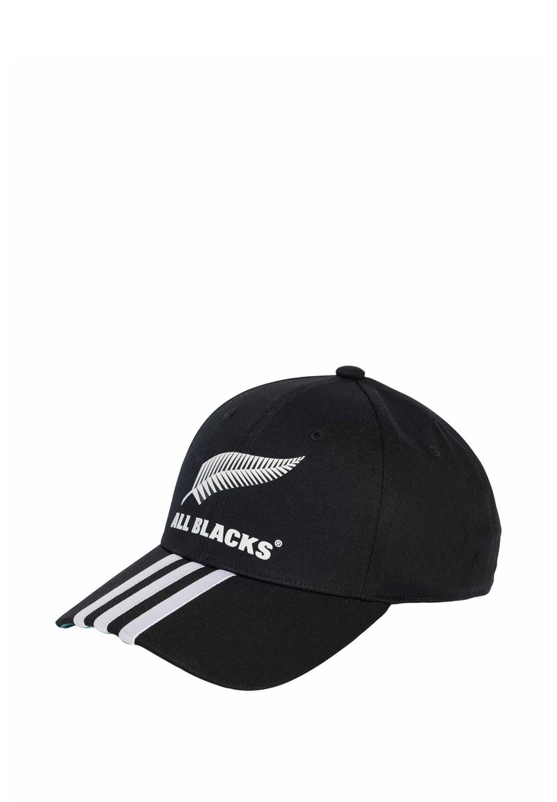 Gorra de béisbol negra con un logo de helecho blanco y el texto "ALL BLACKS". Tiene una visera curvada y tres rayas blancas en el frente.
