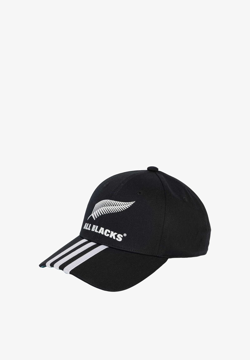 Gorra de béisbol negra con un logo de helecho blanco y el texto "ALL BLACKS". Tiene una visera curvada y tres rayas blancas en el frente.