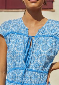 Next FRONT SHORT SLEEVE - Maksikleit - blue tile print