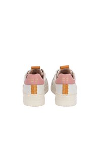 Sneakers bianchi con un cappuccio tallone rosa e cuciture arancioni. In pelle liscia e suole in gomma, con accenti di marca sul retro.