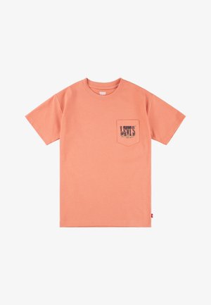 Ferskenfarvet bomulds T-shirt med korte ærmer, rund halsudskæring og en brystlomme med et sort Levi's logo.
