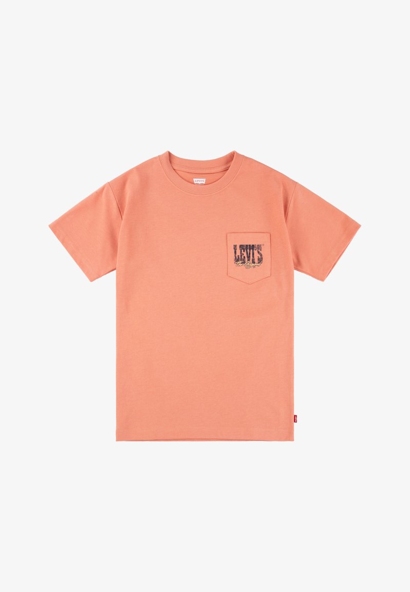 Persikofärgad bomullströja med korta ärmar, rund halsringning och en bröstficka med en svart Levi's-logotyp.