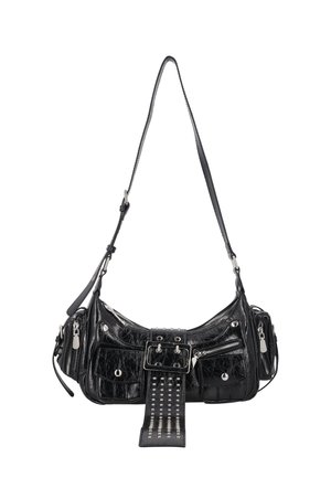 Kleine schwarze Lederschultertasche mit mehreren Reißverschluss- und Druckknopftaschen, dekorativem Gürtel mit Metallnieten und verstellbarem Riemen.