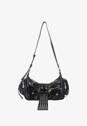 Kleine schwarze Lederschultertasche mit mehreren Reißverschluss- und Druckknopftaschen, dekorativem Gürtel mit Metallnieten und verstellbarem Riemen.