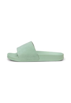 Sandale slide vert clair avec une large bride souple et une semelle moulée, avec le nom de la marque discrètement embossé sur la bride.