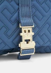 Tommy Hilfiger FLOW FLAP CROSSOVER - Umhängetasche - blue coast