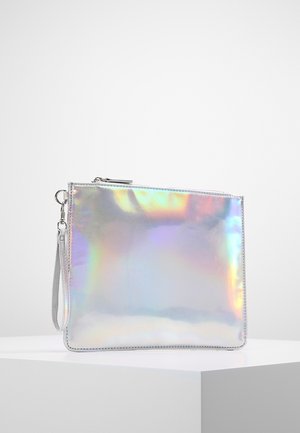 Holografische rechthoekige polstasje met ritssluiting en afneembare band, dat regenboogkleuren reflecteert op een witte ondergrond.