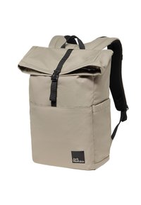 Hoge, beige rugzak met een oprolbare bovenkant, zwarte verstelbare schouderbanden, een voorkantvak en een logo-label. Gemaakt van duurzaam fabric.
