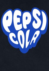 Testo stilizzato "Pepsi Cola" in bianco bold con un sottile contorno blu su uno sfondo scuro, disposto in un font giocoso e arrotondato.