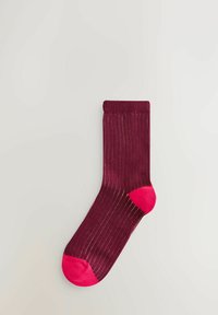 Burgundy-randiga strumpor med rosa tå- och häl-accenter, med fina vertikala ränder, mjuk textur och halvmidtill design.