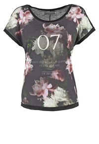 Camiseta de mujer con estampado floral oscuro, con el gran número "07" y el texto "No puedo vivir sin flores, café y wifi, algunas reglas simples."
