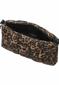 Sac à main en imprimé léopard avec un design doux et rembourré, doté d'une fermeture éclair et d'accents noirs. L'intérieur comprend une poche zippée.