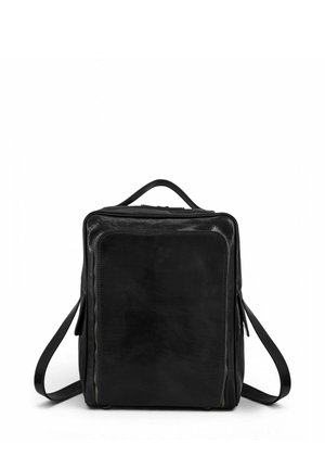 Sac à dos rectangulaire en cuir noir avec poche avant à fermeture éclair, poignée supérieure et deux bretelles réglables sur fond blanc.