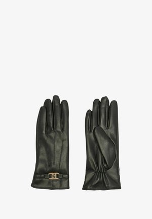 Een paar zwarte leren handschoenen met een kleine gouden gesp op de pols, getoond met de handpalm en de achterkant op een witte achtergrond.