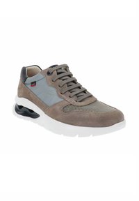 Zapatilla de ante y malla gris con suela blanca, con un diseño texturizado, acentos de tela gris y detalles negros en el talón.