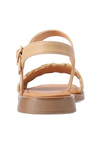 Sandalo marrone con cinturino intrecciato, fibbia regolabile e suola piatta e testurizzata. Il materiale è pelle sintetica, che offre una finitura liscia.