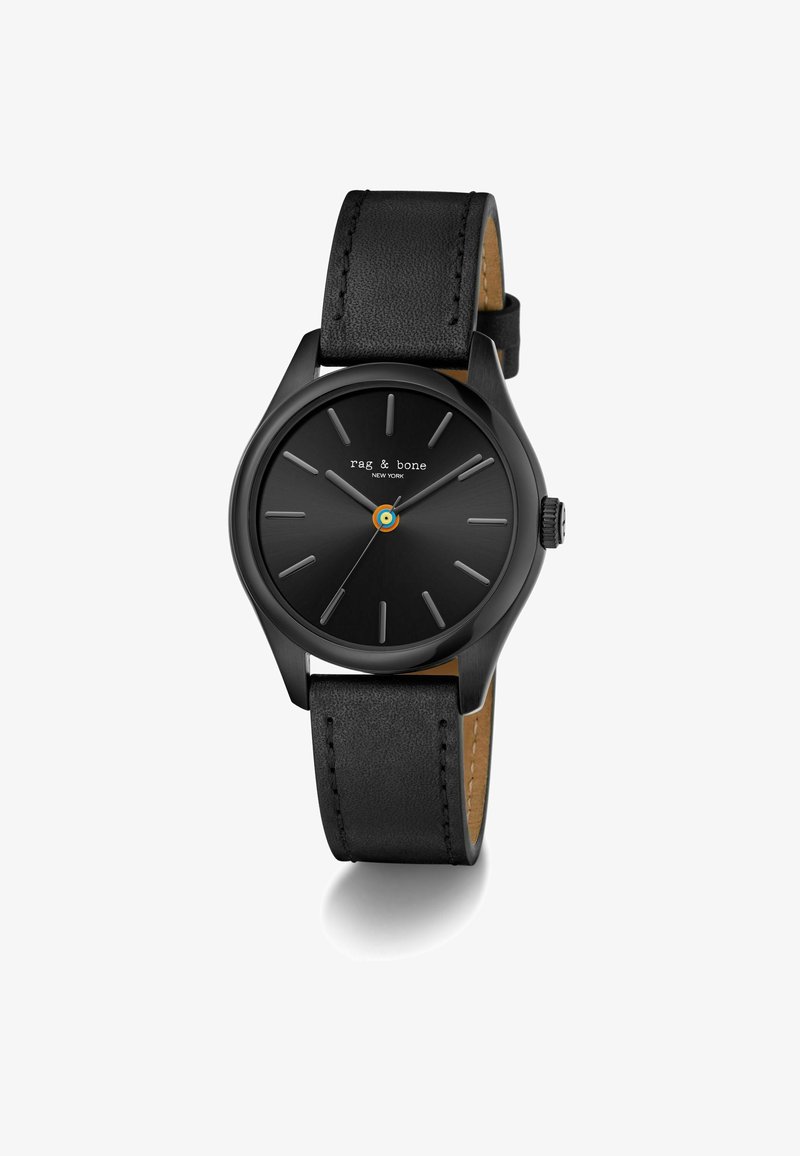 Czarny analogowy zegarek na nadgarstek z skórzanym paskiem, minimalistyczną tarczą oraz nadrukiem "rag & bone New York" na cyferblacie.