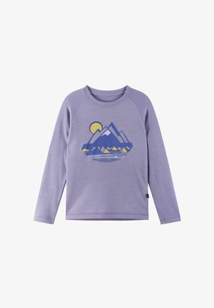 Fioletowa koszula z długim rękawem, zaokrąglonym dekoltem i raglanowymi rękawami. Na przodzie znajduje się grafika przedstawiająca górę i słońce w kolorze niebieskim i żółtym.