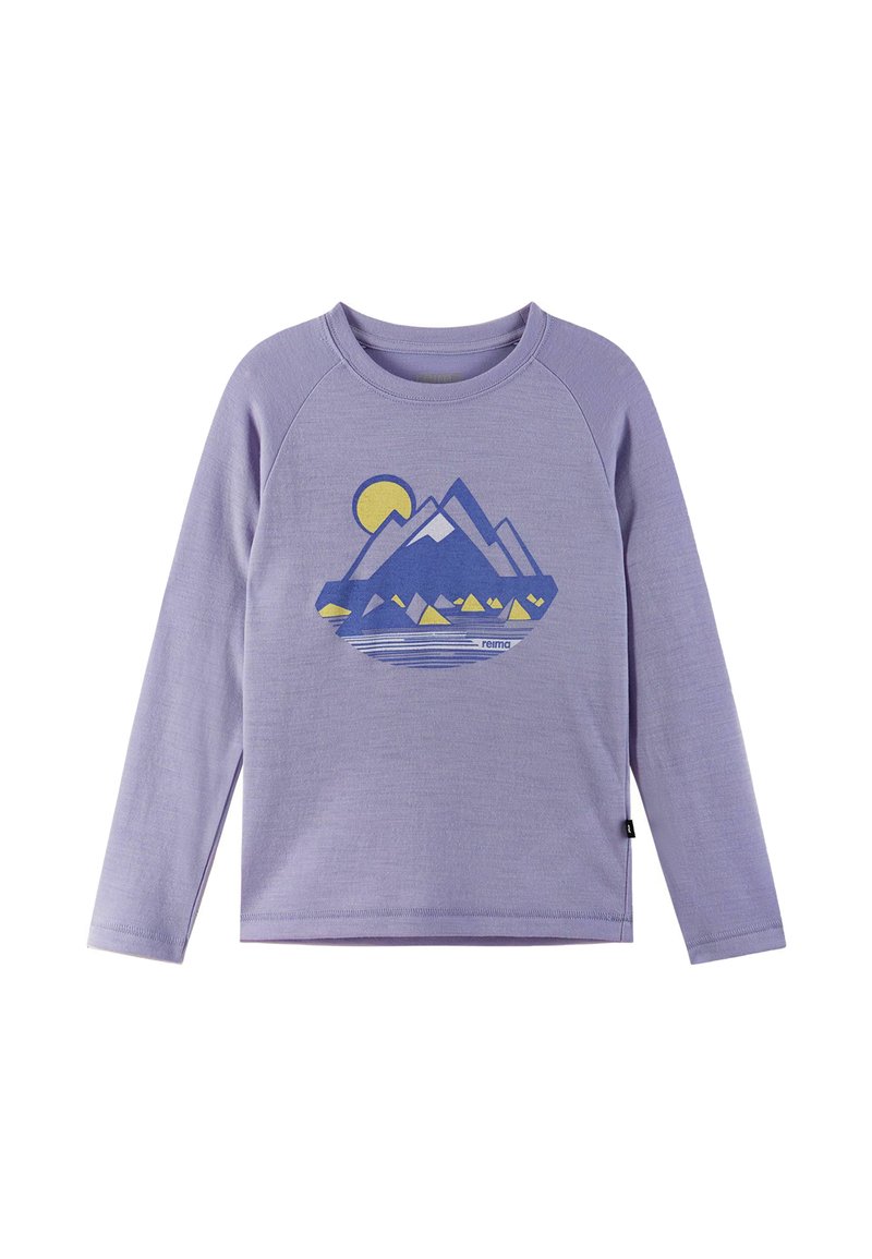 Fioletowa koszula z długim rękawem, zaokrąglonym dekoltem i raglanowymi rękawami. Na przodzie znajduje się grafika przedstawiająca górę i słońce w kolorze niebieskim i żółtym.