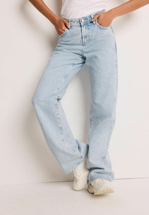 Ljusa blå högmidjade jeans i denim, med en rak bendesign, fem fickor och knappstängning.