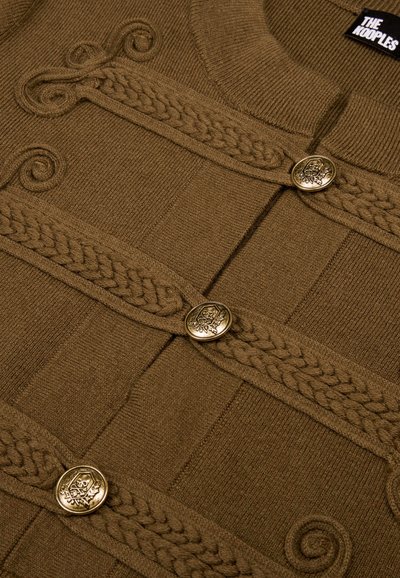 Olijfgroene gebreide cardigan met gevlochten details, decoratieve knopen en textuurpanelen. Heeft een ronde halslijn en spiraalaccenten.