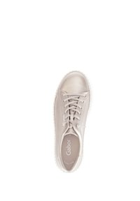 Light beige lace-up sneaker made of smooth leather, featuring a round toe, subtle stitching, and a white rubber sole. Logo visible inside.