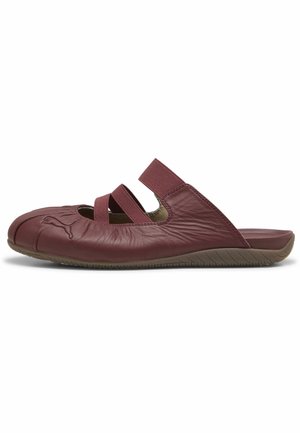 Chaussure mule bordeaux unique avec dessus en cuir souple, sangles élastiques et semelle en caoutchouc, conçue pour une utilisation décontractée et le confort.