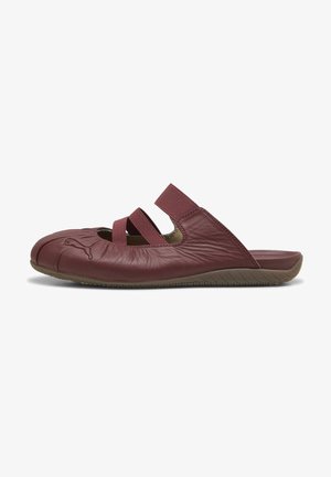 Chaussure mule bordeaux unique avec dessus en cuir souple, sangles élastiques et semelle en caoutchouc, conçue pour une utilisation décontractée et le confort.