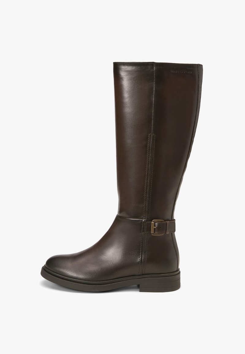 Botte en cuir marron, hauteur genou, avec une texture lisse, un bout rond et un accent décoratif de boucle sur le côté. Design à talon plat et bas.