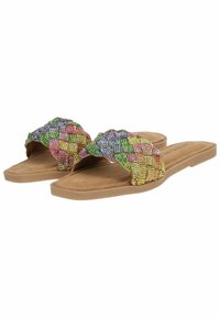 Multikleurige gevlochten slidersandalen met een glanzende, gestructureerde bovenkant en een platte, tan kleurige zool. De banden hebben een kruispatroon in verschillende tinten.