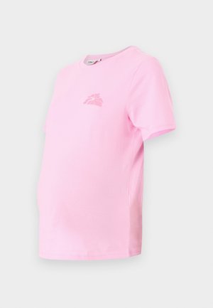 Camiseta de maternidad rosa hecha de algodón suave. Presenta un cuello redondo, mangas cortas y un pequeño logo floral en el pecho.