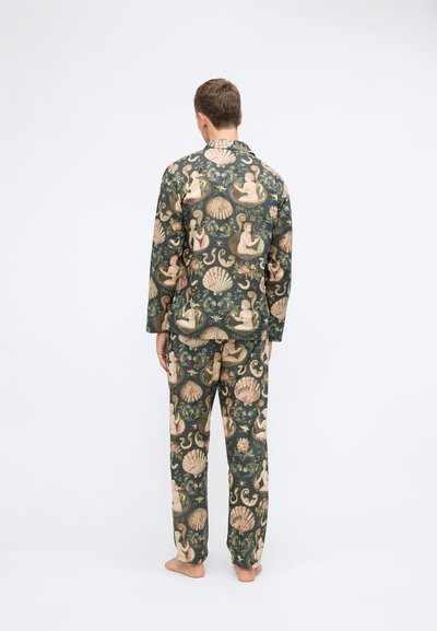 Set de pijamale pentru bărbați cu un imprimeu complex, având un fundal verde închis și figuri umane, scoici și motive florale de culoare deschisă. Material moale.
