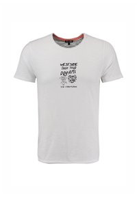 Camiseta blanca de manga corta con el texto negro "West side take your dreams" y pequeños diseños gráficos en el centro al frente.