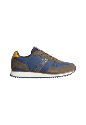 Baskets bleu et marron avec laçage à l'avant, accent jaune au talon, semelle texturée et logo "Napapijri" sur le panneau latéral.