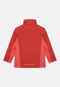 Rote Jacke mit hohem Kragen, die kontrastierende rosa Seitenteile aufweist. Glatte Textur mit einem Logo auf dem unteren Rücken. Lange Ärmel.