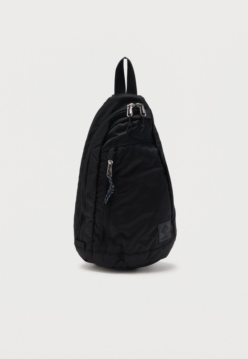 Μαύρο σακίδιο ώμου με μία λουρίδα, με μπροστινές τσέπες με φερμουάρ και επάνω στερέωση για κράτημα, πάνω σε λευκό φόντο.