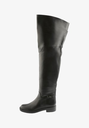 Schwarze Lederstiefel über dem Knie mit runder Zehenform, flachem Absatz und einem Reißverschluss an der Seite. Enthält eine Schnallenakzentuierung am Schaft für Details.