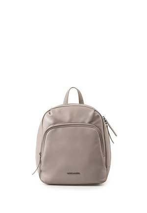 Kleiner taupefarbener Leder-Rucksack mit Front- und Seitentaschen mit Reißverschluss, Tragegriff oben und geschwungenem, glattem Design.