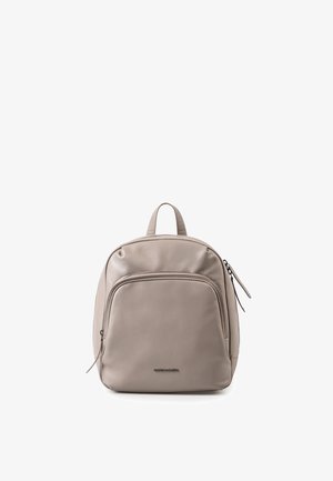Kleiner taupefarbener Leder-Rucksack mit Front- und Seitentaschen mit Reißverschluss, Tragegriff oben und geschwungenem, glattem Design.