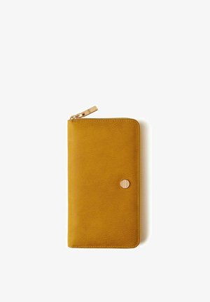 Portafoglio in pelle gialla con zip intorno, finitura texturizzata e piccolo accento metallico rotondo color oro su sfondo bianco.