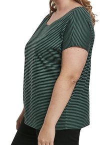 Zeleno-černě pruhované tričko s krátkým rukávem a výstřihem do véčka. Vyrobeno z lehkého, měkkého materiálu.