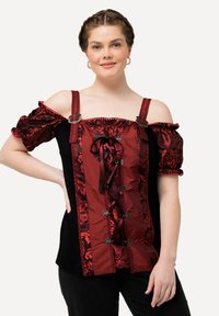 Top rosso e nero off-shoulder con tessuto testurizzato, parte anteriore con laccetti e nastri, spalline decorative e maniche a sbuffo decorate.